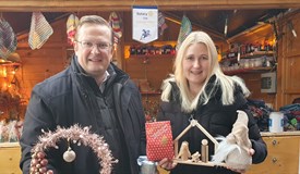 Andreas Borowski (Präsident RC Friedensstadt Osnabrück) und Katrin Thiemann (Bahnhofsmission) freuen sich auf Spenden..