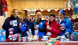 Die Weihnachtsbude mit vielen Leckereien und Geschenkartikeln am Osnabrücker Hauptbahnhof ist geöffnet.