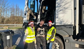 Am Autobahn-Rastplatz Tecklenburg Nord/Süd verteilen die rotarischen Freunde 70 lWeihnachtstaschen an die LKW-Fahrer.