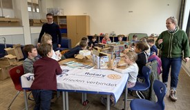 Rotarier Daniel Oliver Augsten (links) bei der Buchverteilung in der Rückertschule.