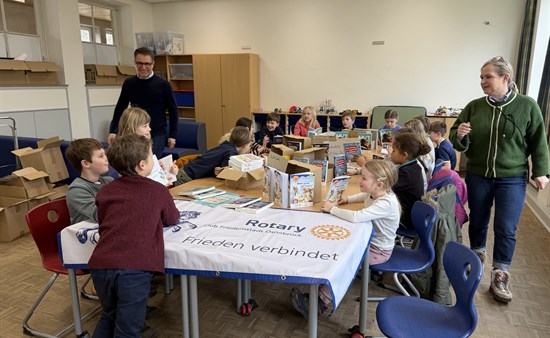 Rotarier Daniel Oliver Augsten (links) bei der Buchverteilung in der Rückertschule.